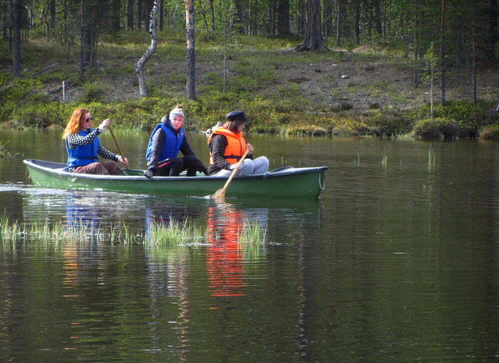 leiriläisiä melomassa kanootilla