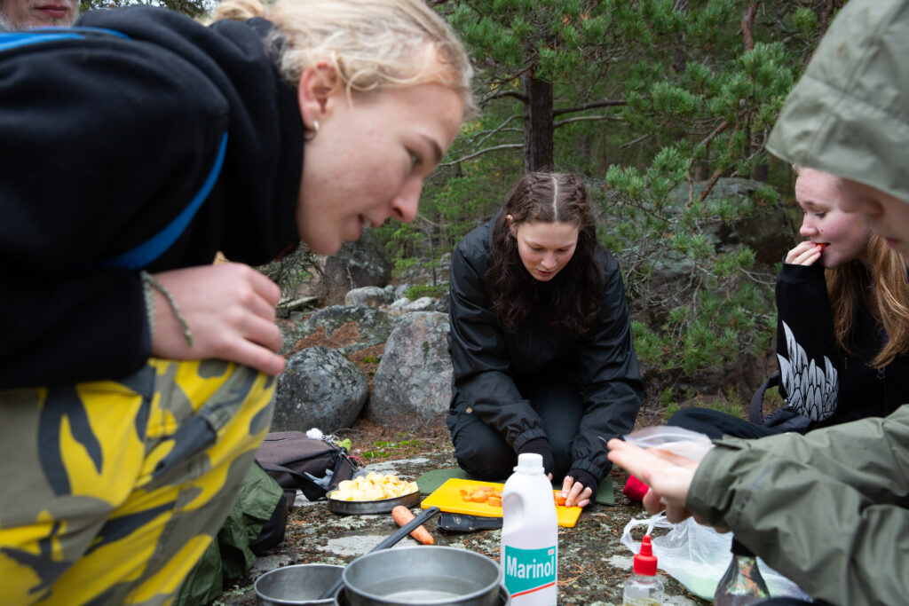 leiriläiset kokkaavat retkikeittimellä