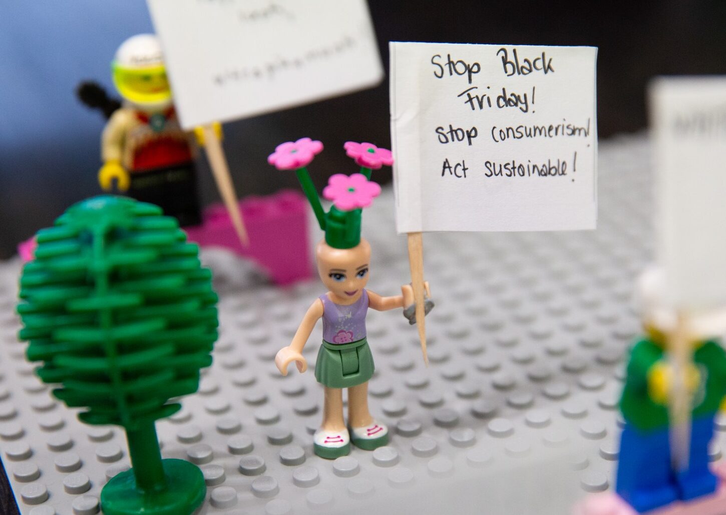 Legojen mielenosoitus Keskustakirjasto Oodissa vuonna 2024.