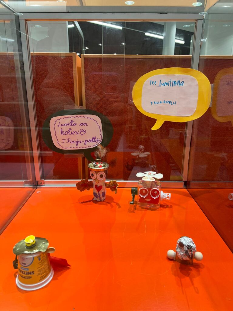 Luontokerhon Älä osta mitään -askartelutöitä esillä Joensuun pääkirjastossa