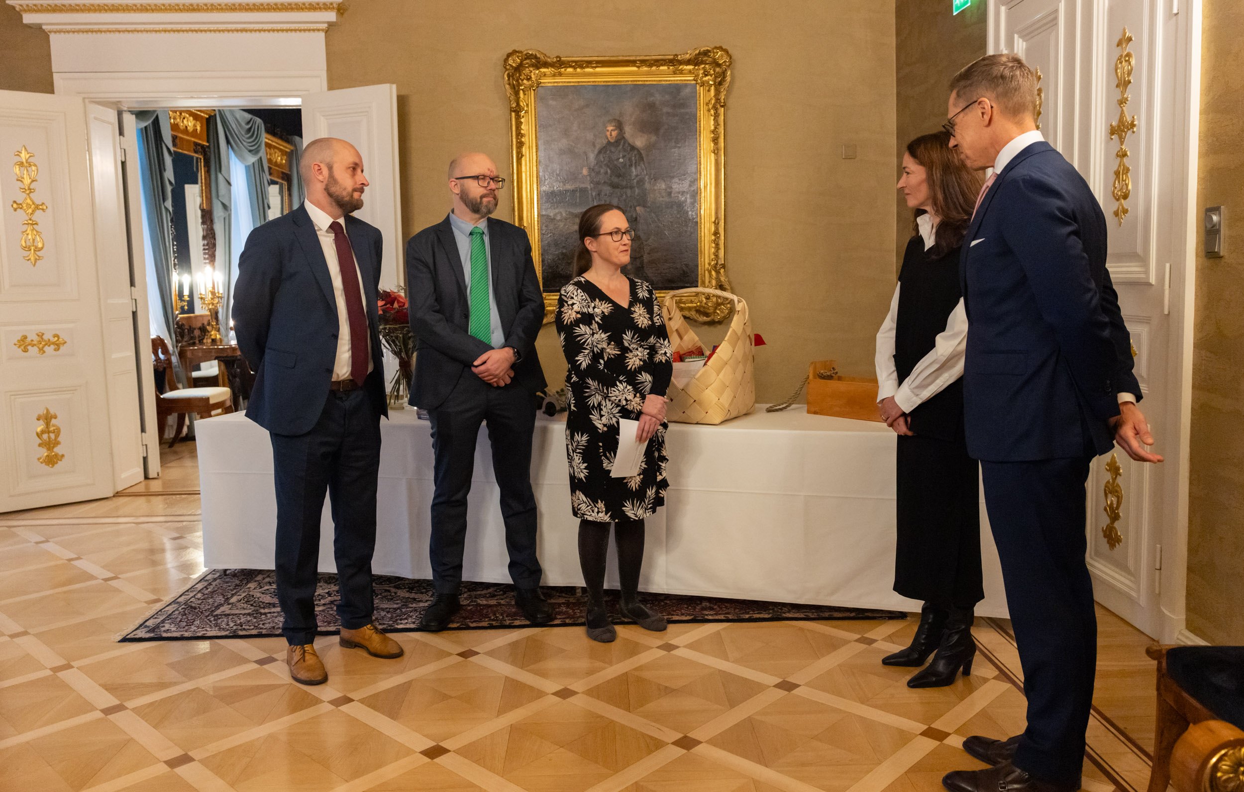 Ympäristö- ja eläinjärjestöt luovuttivat joulutervehdyksen presidenttiparille