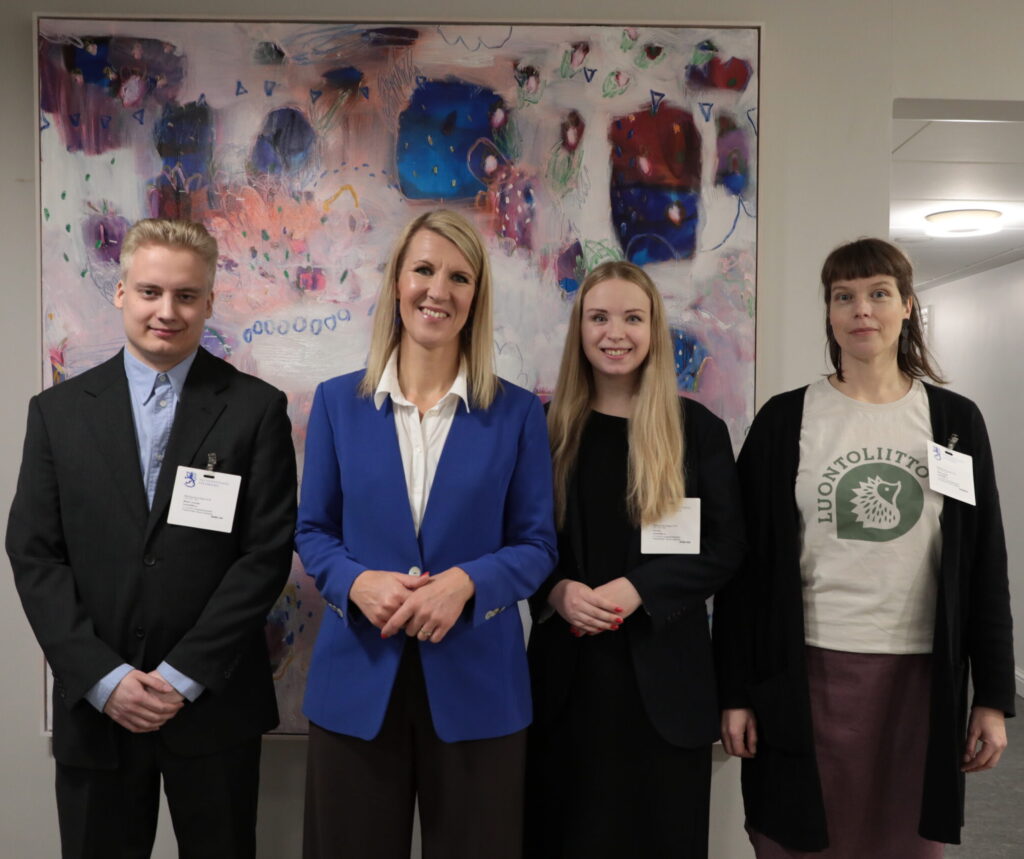 Pikamuotivetoomus luovutettiin 17.12.2025 ympäristö- ja ilmastoministeri Sari Multalalle