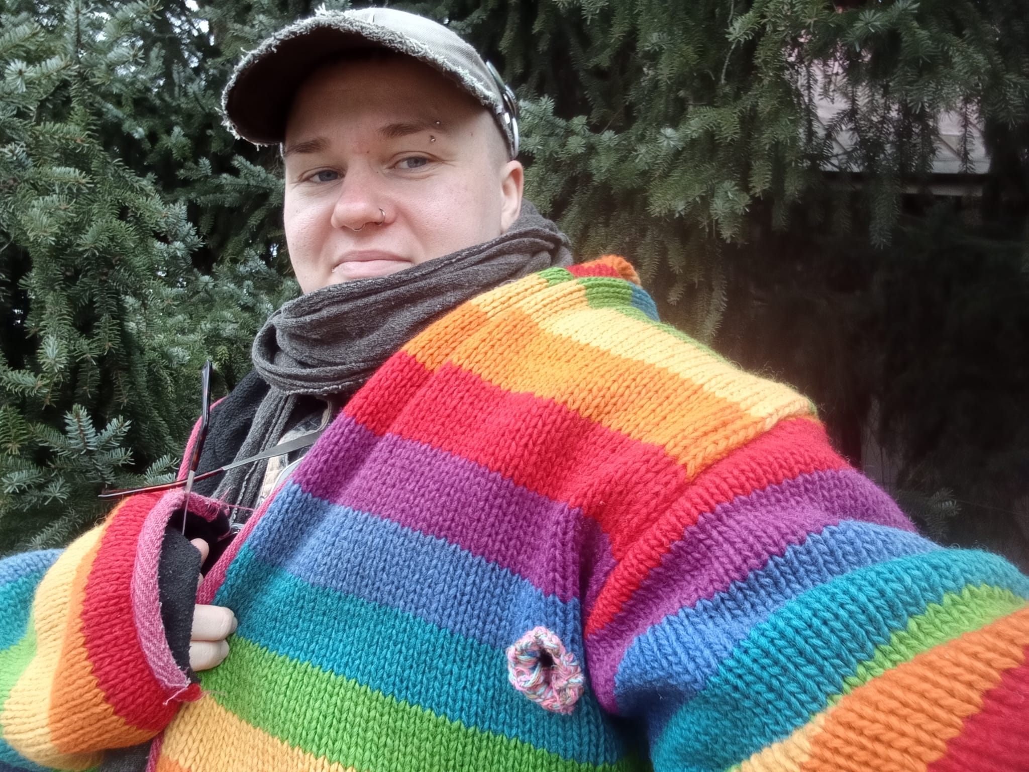 Luontoliiton puheenjohtaja Elo Vanhanen korjaa itse vaatteitaan