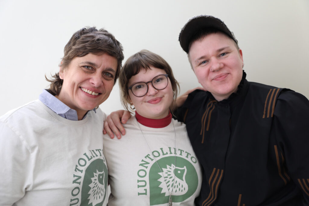 Kuvassa on Luontoliiton toiminnanjohtaja Silvia Modig, valtuuston varapuheenjohtaja Ida Pirttisaari ja hallituksen puheenjohtaja Elo Vanhanen