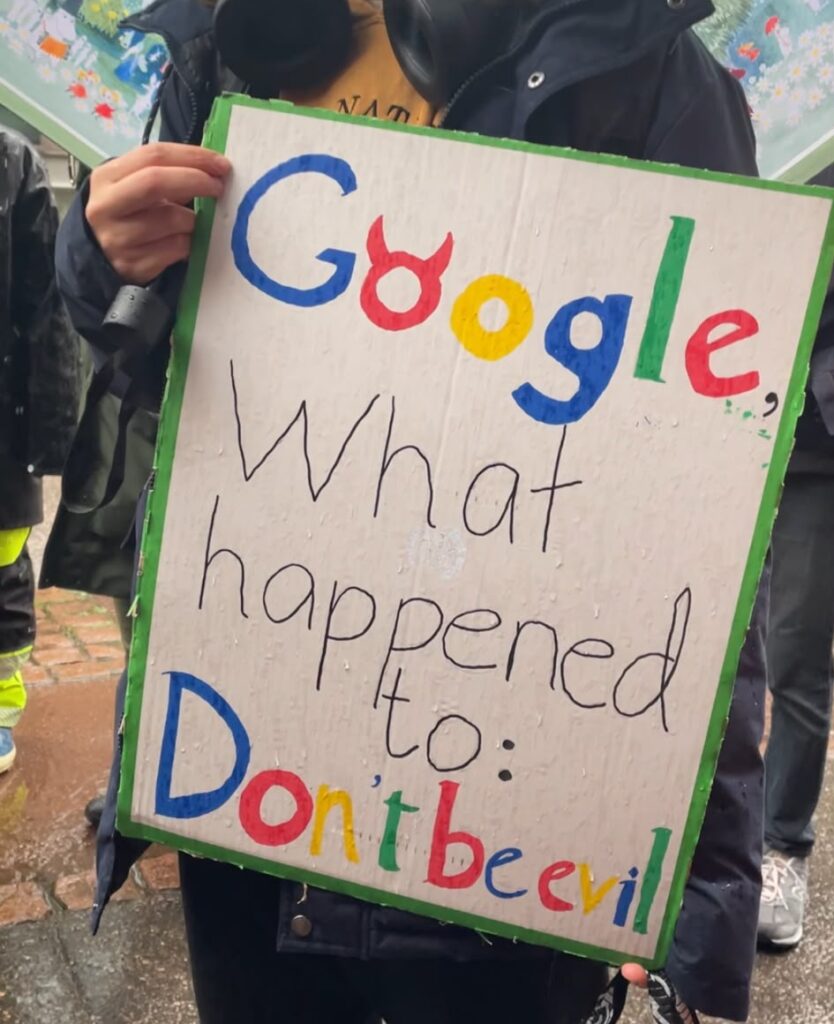 Politiikkaryhmän mielenosoitus Googlen datakeskuksia vastaan Helsingissä