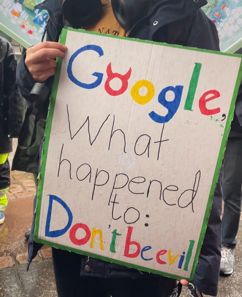 Politiikkaryhmän mielenosoitus Googlen datakeskuksia vastaan Helsingissä